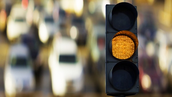 Dlaczego światła sygnalizacji migają na żółto np. w nocy?