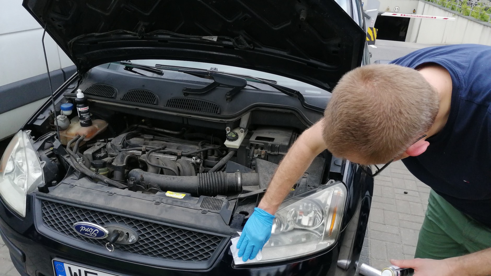 Polerowanie reflektorów: na koniec zabezpieczamy reflektor, najlepiej specjalnym preparatem do lamp