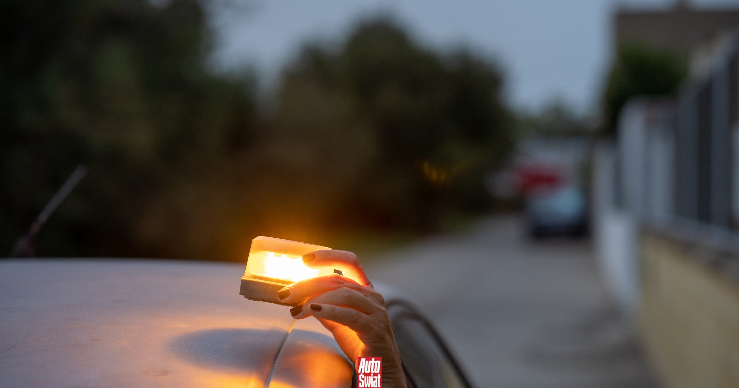 Lampa V16 zamiast trójkąta ostrzegawczego: te informacje są ważne dla kierowców z Polski