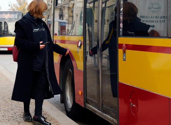 Autobus potrącił 85-latka w Warszawie. Zlecili wielką kontrolę pojazdów producenta