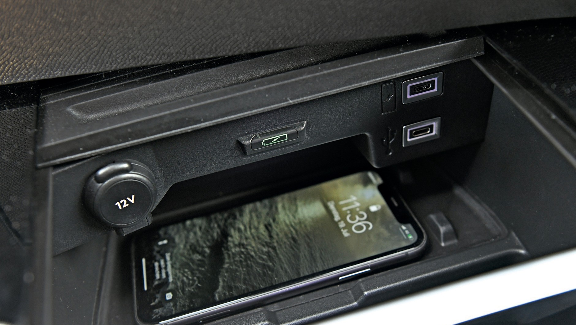 Nowy Opel Astra: podczas indukcyjnego ładowania smartfona ikona akumulatora zmienia kolor na zielony.