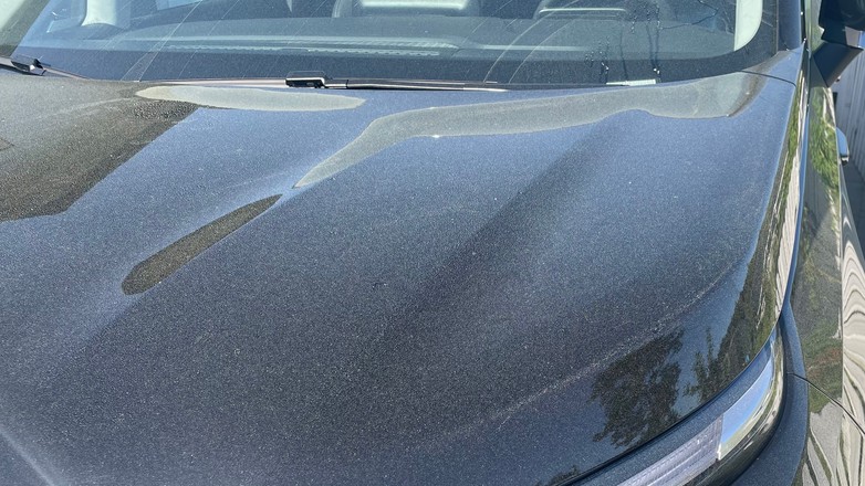 Żółty pył na samochodach