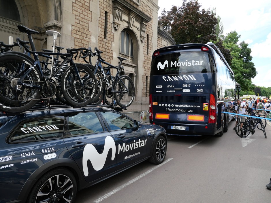 Autokar zespołu Movistar pełni rolę środka transportu, centrum konferencyjnego i... luksusowego kampera