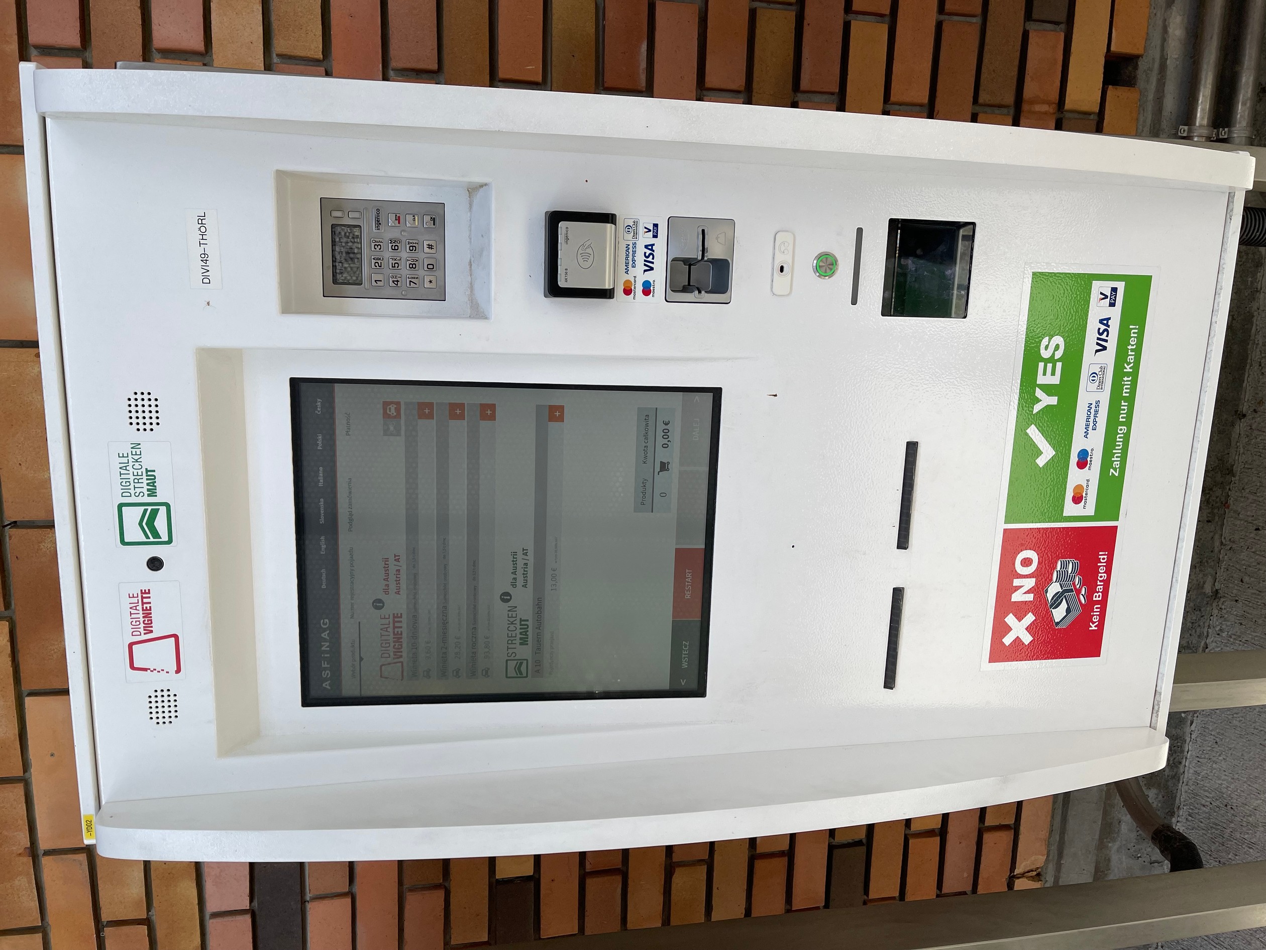 Winietomat na parkingu tuż po przekroczeniu granicy austriackiej ma polskie menu i pozwala kupić elektroniczną winietę (10-dniową, dwumiesięczną, roczną). Płatność tylko kartą