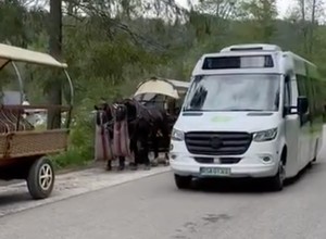 Elektryczny bus wyruszył na trasę do Morskiego Oka. Zaprzęgi konne i tak pozostaną