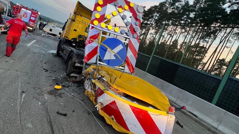 Kierowca busa wjechał w pojazd drogowców na A2