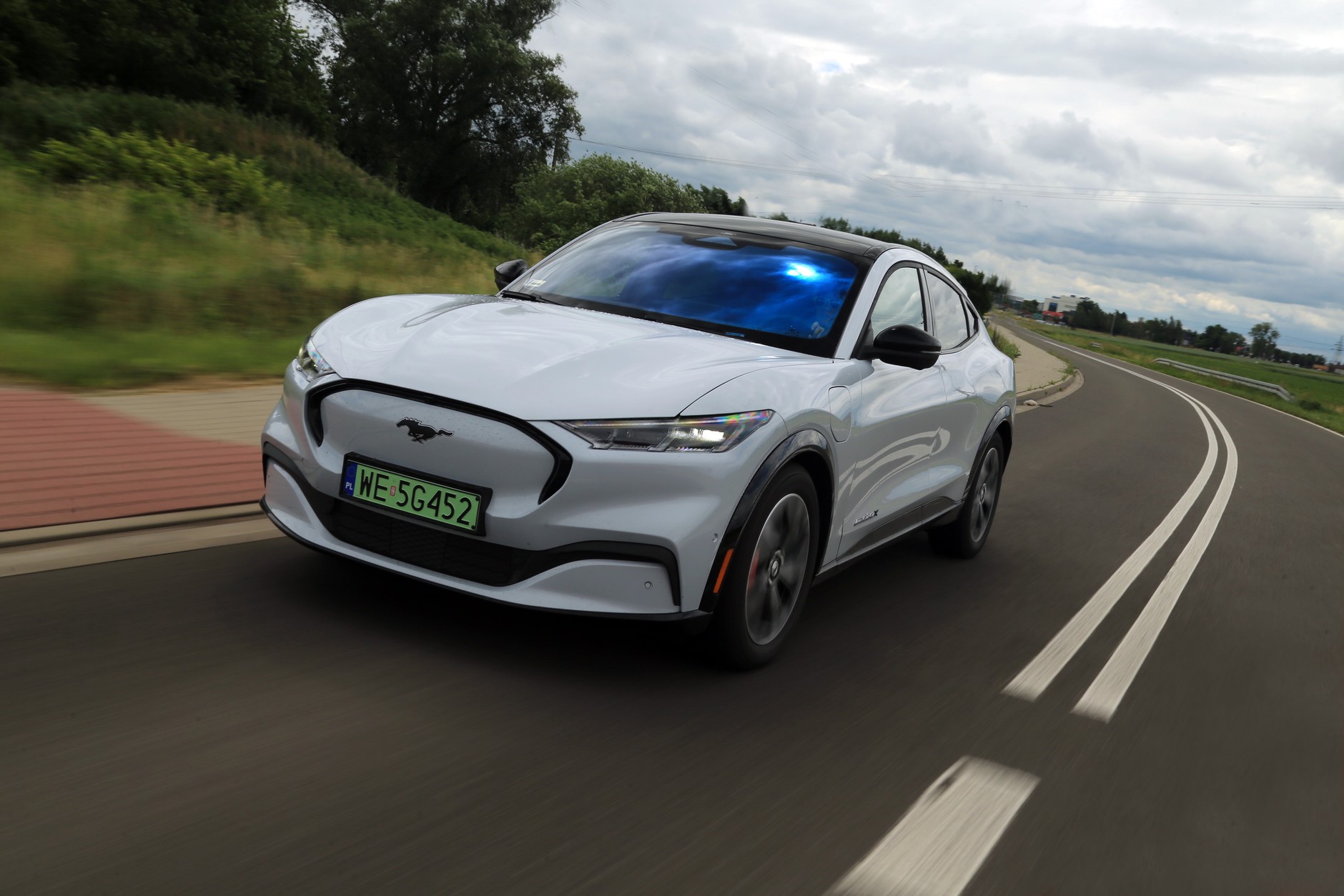 Mustang Mach-E ma dość sztywne zawieszenie, które wraz z bezpośrednim układem kierowniczym mogą spodobać się kierowcom lubiącym dynamiczną jazdę.