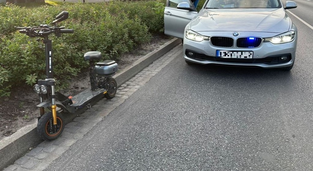 Policjanci z grupy Speed zatrzymują do kontroli użytkownika hulajnogi elektrycznej (Grudziądz; 31 maja 2025 r.)