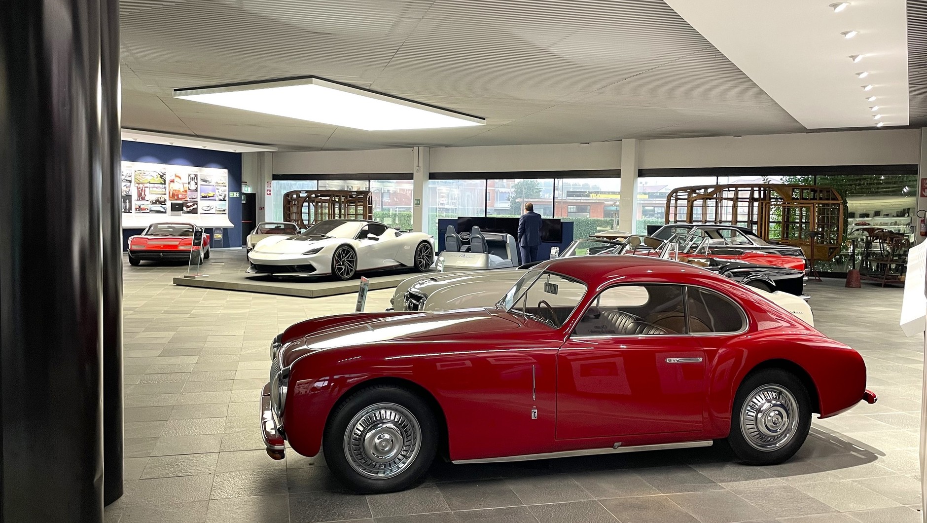 Muzeum Pininfariny. Na pierwszym planie Cisitalia z 1947 r., na piedestale Battista z 2020 r.