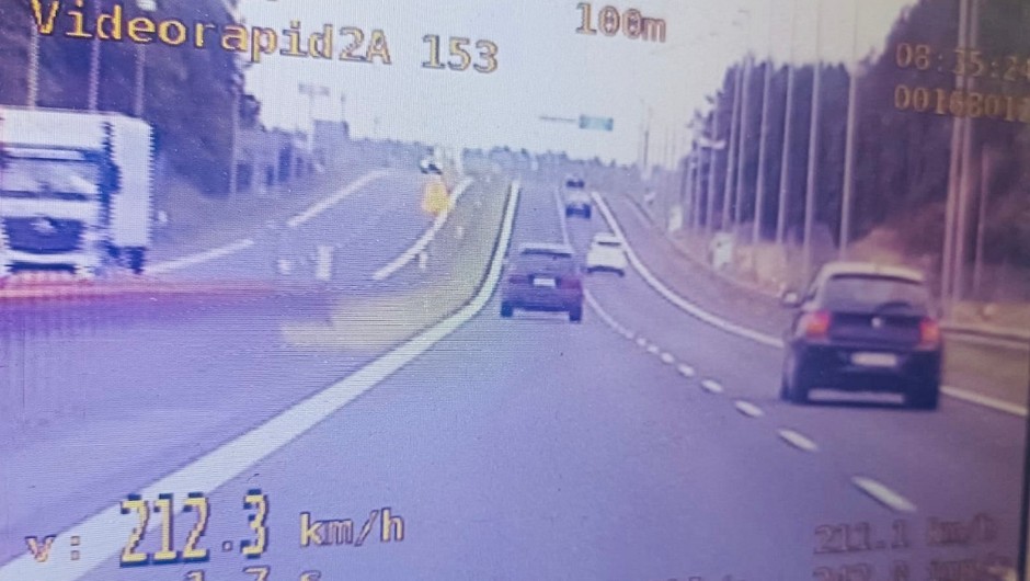 Obraz pochodzący z serwisu https://stargard.policja.gov.pl/zst/dzialania-policji/aktualno/63107,W-warunkach-recydywy-razaco-przekroczyl-predkosc-pedzil-z-predkoscia-212-kmh-efe.html