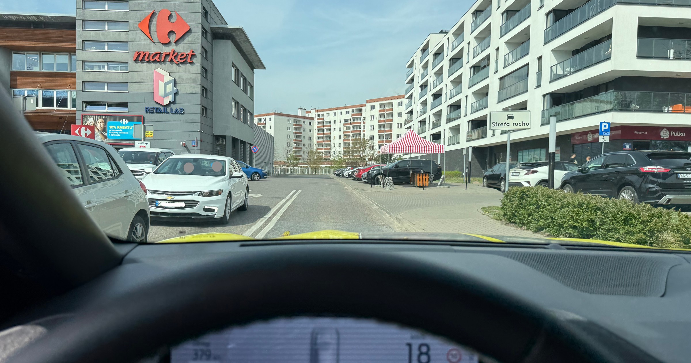 W tym przypadku znak "strefa ruchu" stoi w takim miejscu, że nie do końca wiadomo, którego wjazdu on dotyczy