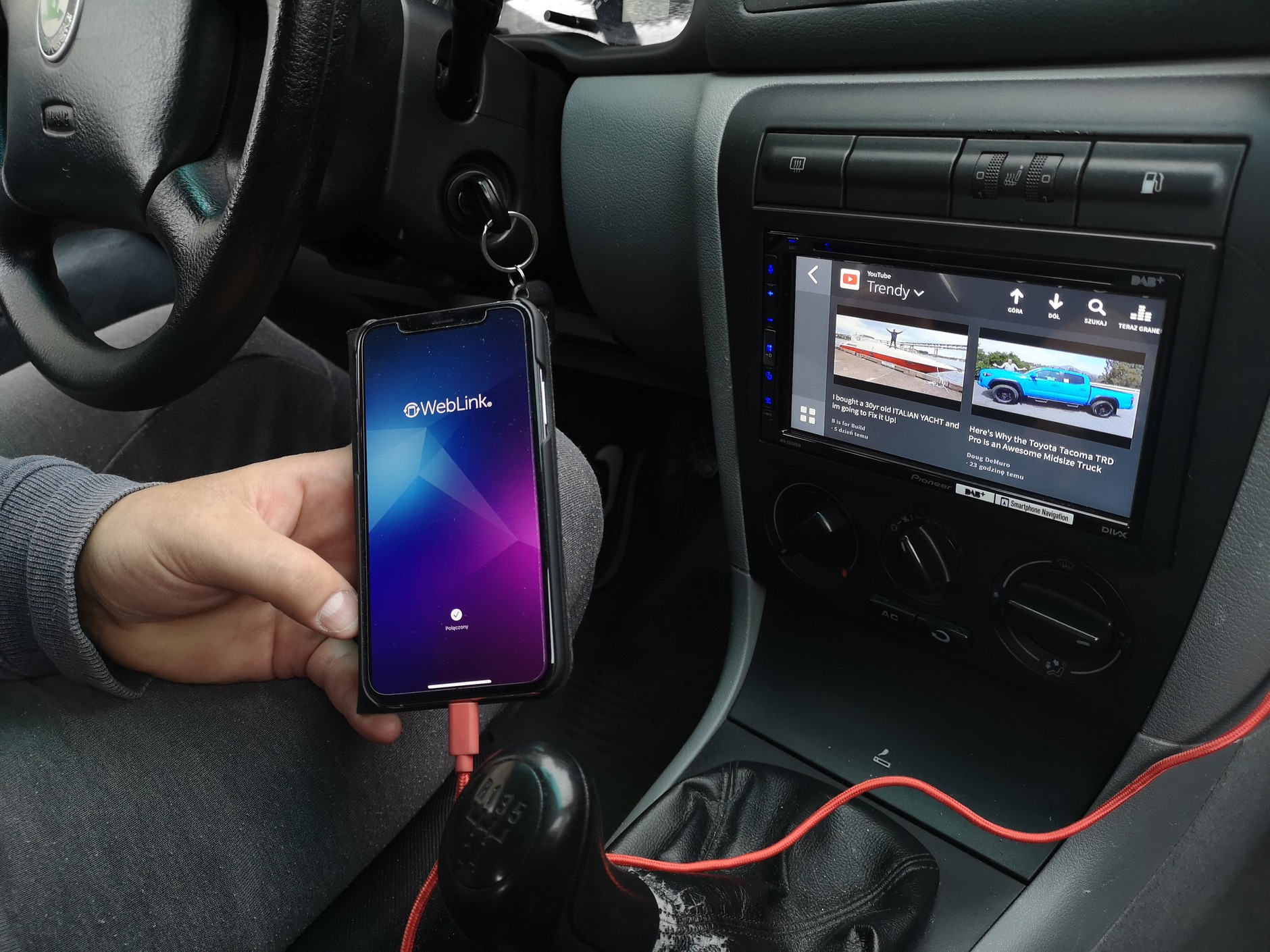 WebLink nowy standard łączności smartfona z radiem samochodowym