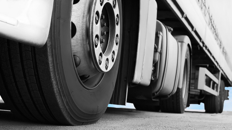 Biała ciężarówka