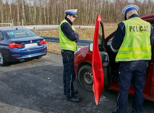 Policja sprawdza przebiegi aut – oszustom nic nie grozi?