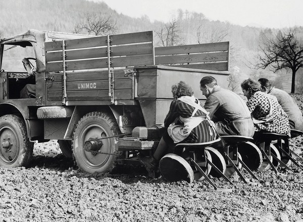 Unimog ma 75 lat. Najdzielniejszy wszędołaz służył do... sadzenia ziemniaków