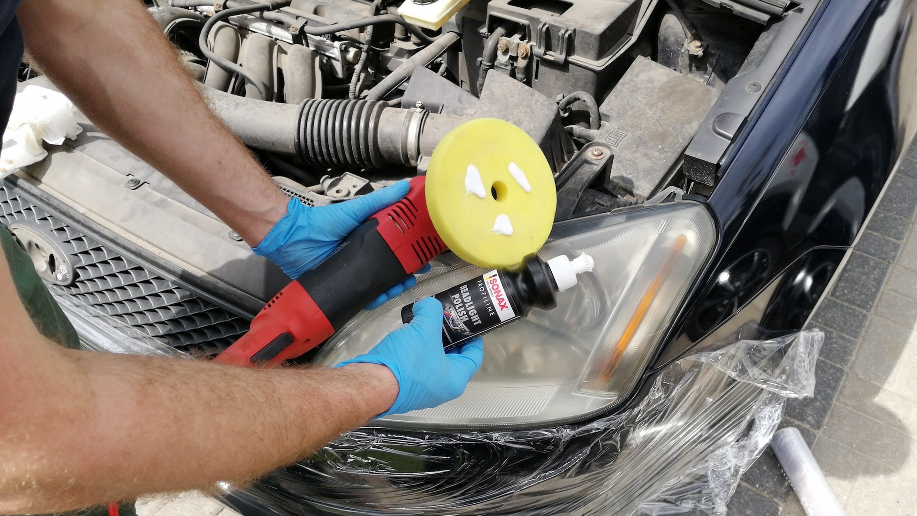 Polerowanie reflektorów: teraz polerowanie albo specjalną pastą do kloszy, albo pastą do lakieru