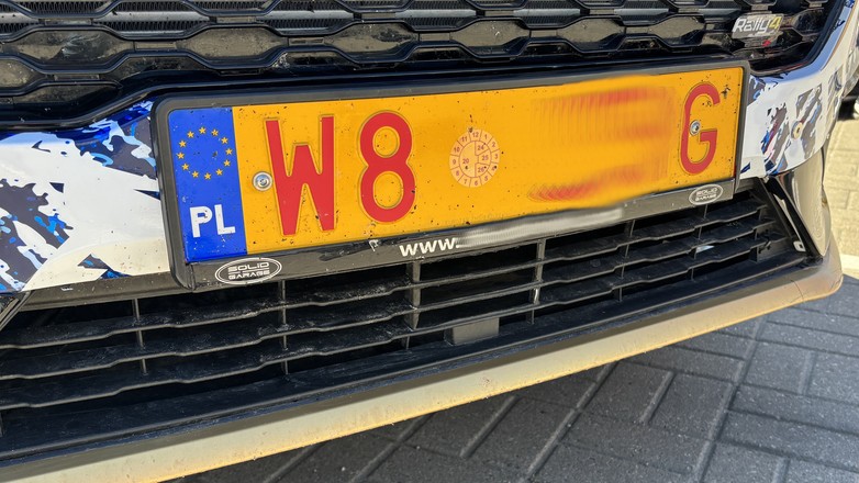 Tymczasowa tablica rejestracyjna dla samochodu przeznaczonego do zawodów sportowych