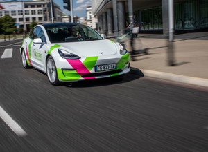 Tesla Model 3 - jak jeździ samochód po który ustawiają się kolejki?