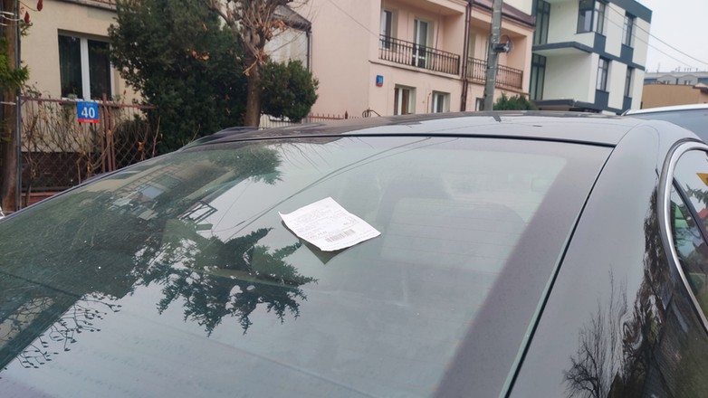 Kartka na tylnej szybie może być sposobem złodzieja na kradzież