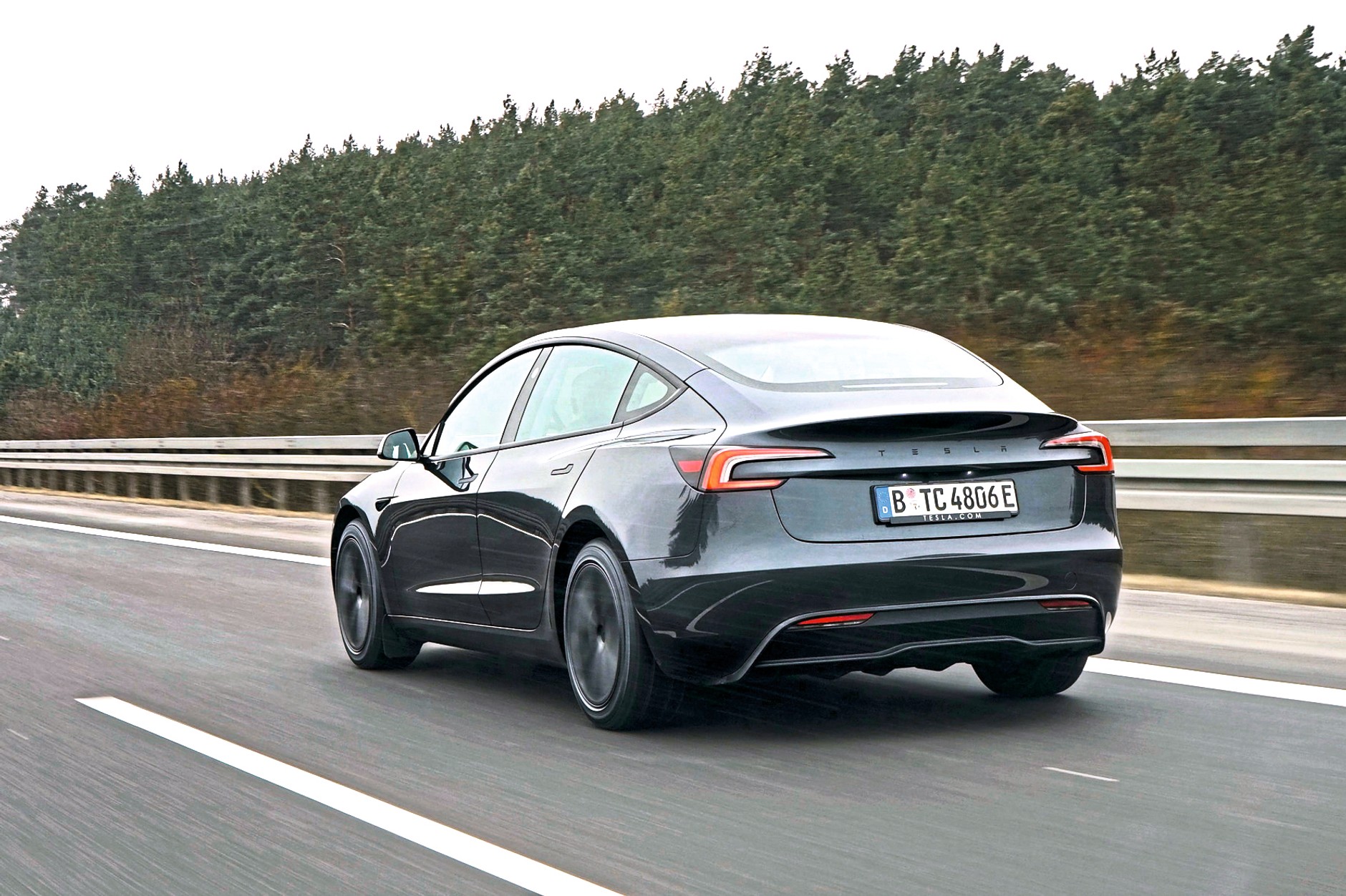 Tesla Model 3 Standard: jeśli komuś nie szkoda prądu (albo czasu na ładowanie), to można się nią rozpędzić do 200 km na godz.