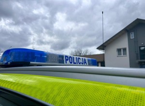 Mężczyzna na motorowerze przewrócił się przed sklepem. Świadek był zdecydowany
