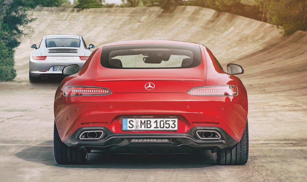 Z tej perspektywy oba samochody wyglądają podobnie. Większość kierowców będzie oglądała je właśnie od tyłu.