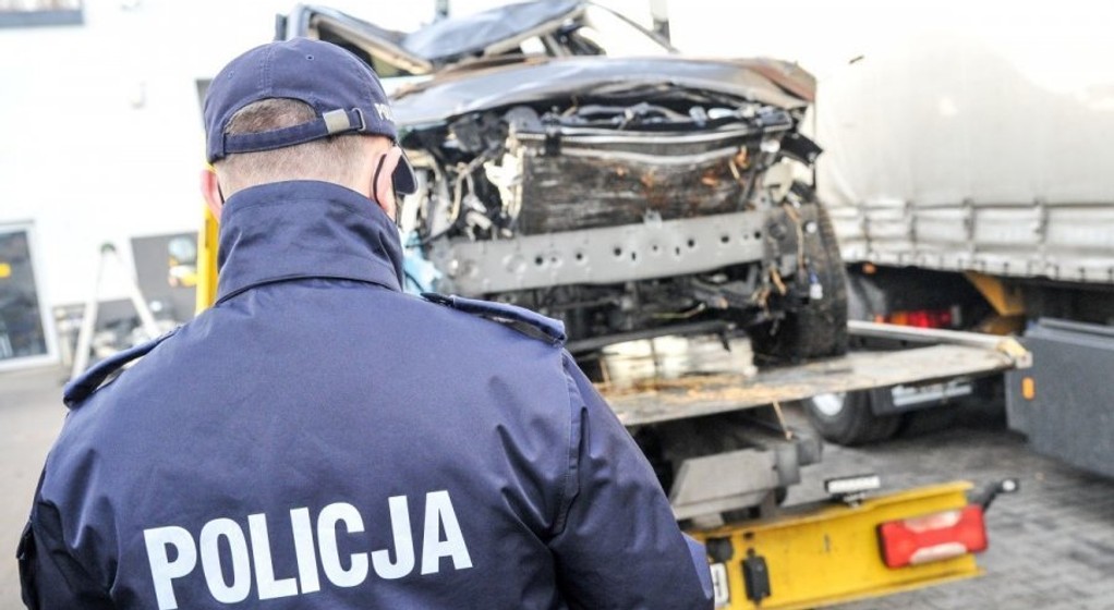 Ucieczka przed policją kradzionym autem zakończyła się… kąpielą w rzece
