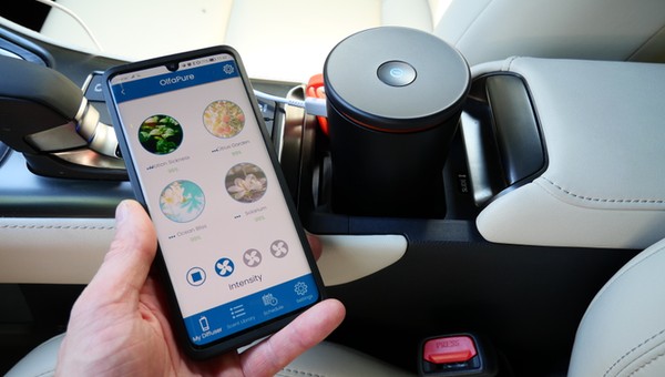 Oto elektroniczny dyfuzor zapachów do auta, lekarstwo na chorobę lokomocyjną [TEST]