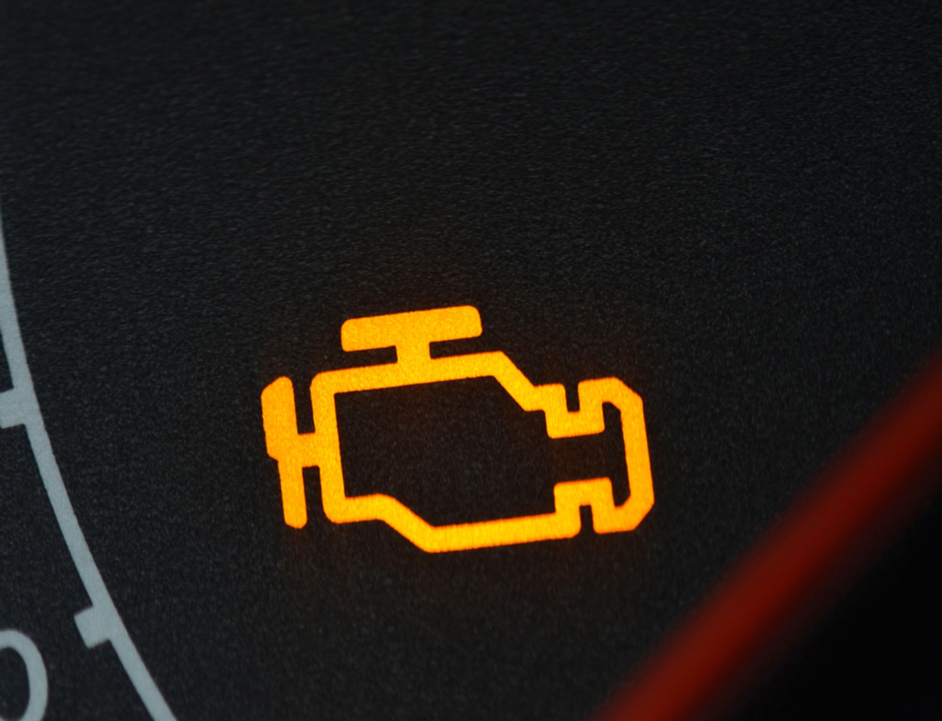 W nowszych autach usterki układu EVAP są sygnalizowane zapaleniem się&nbsp;kontrolki check engine