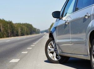 Samochód stał w nietypowym miejscu. Policja: nikt nie zareagował. W środku była kobieta