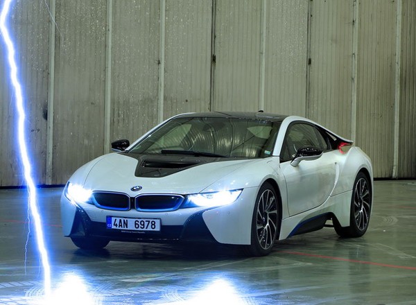 BMW i8 - samochód z piorunującym wrażeniem