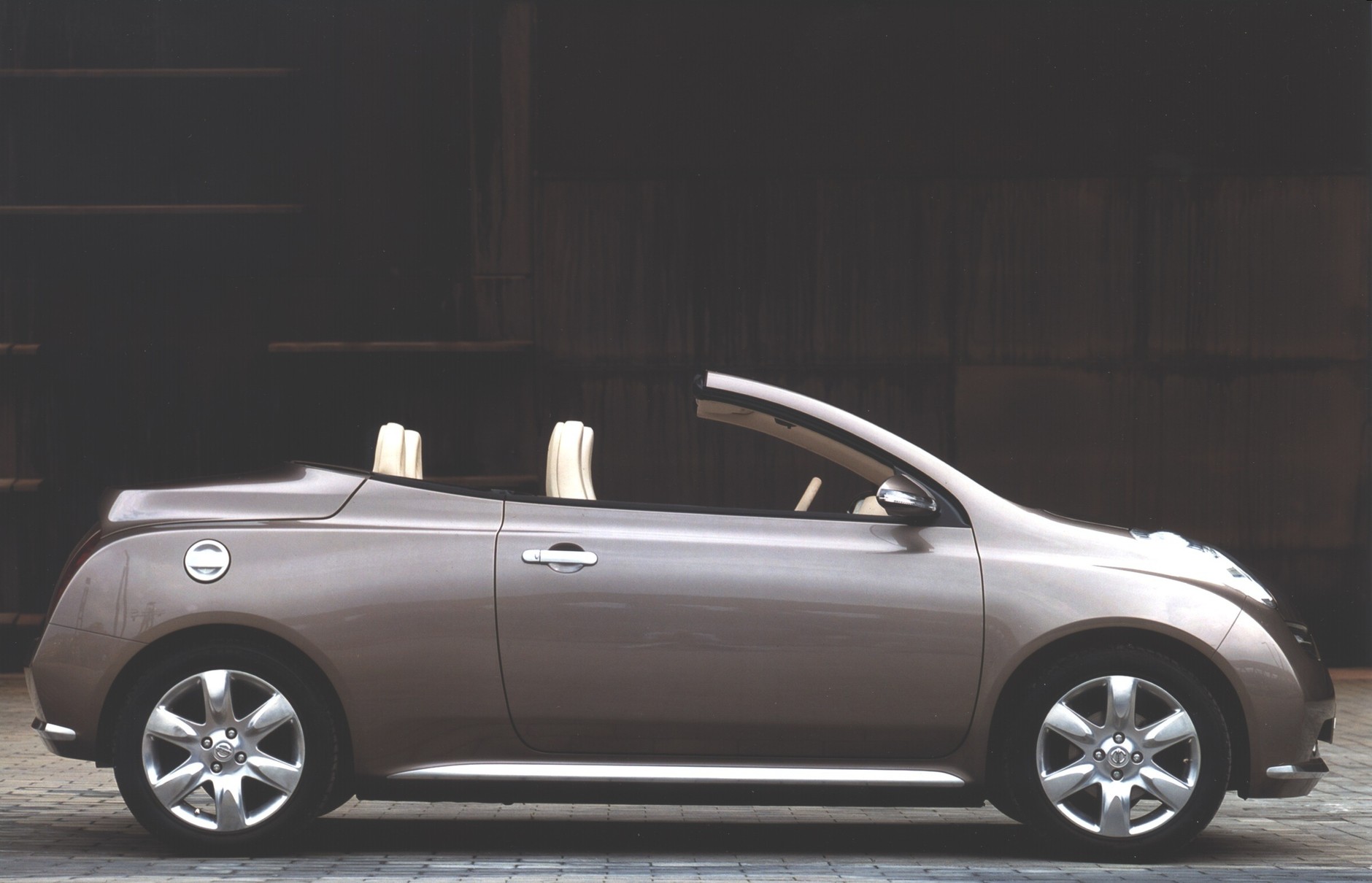 Nissan Micra C+C z 2005 roku