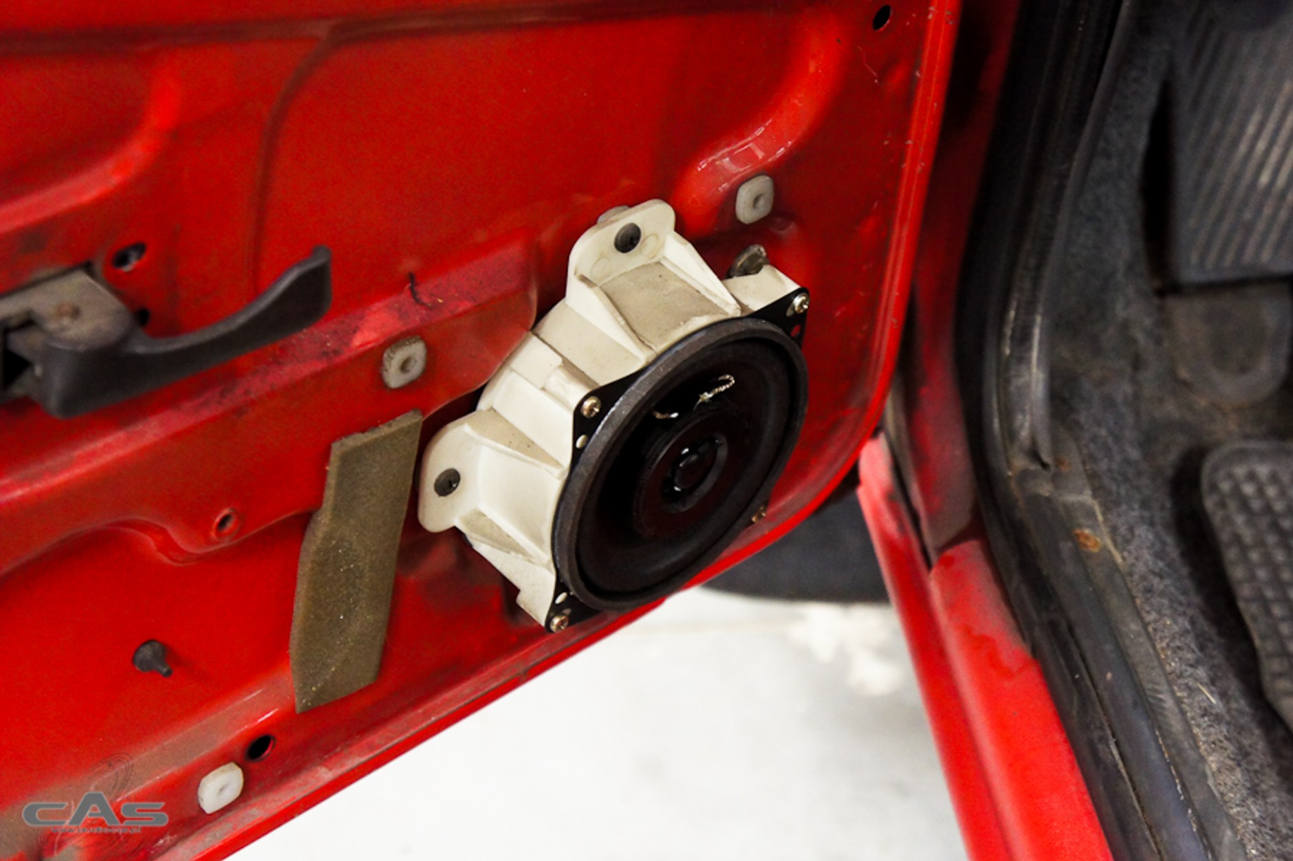 Głośnik koaksjalny w plastikowym kołnierzu Poloneza. 10 cm model przykręcono do miejsca montażowego.