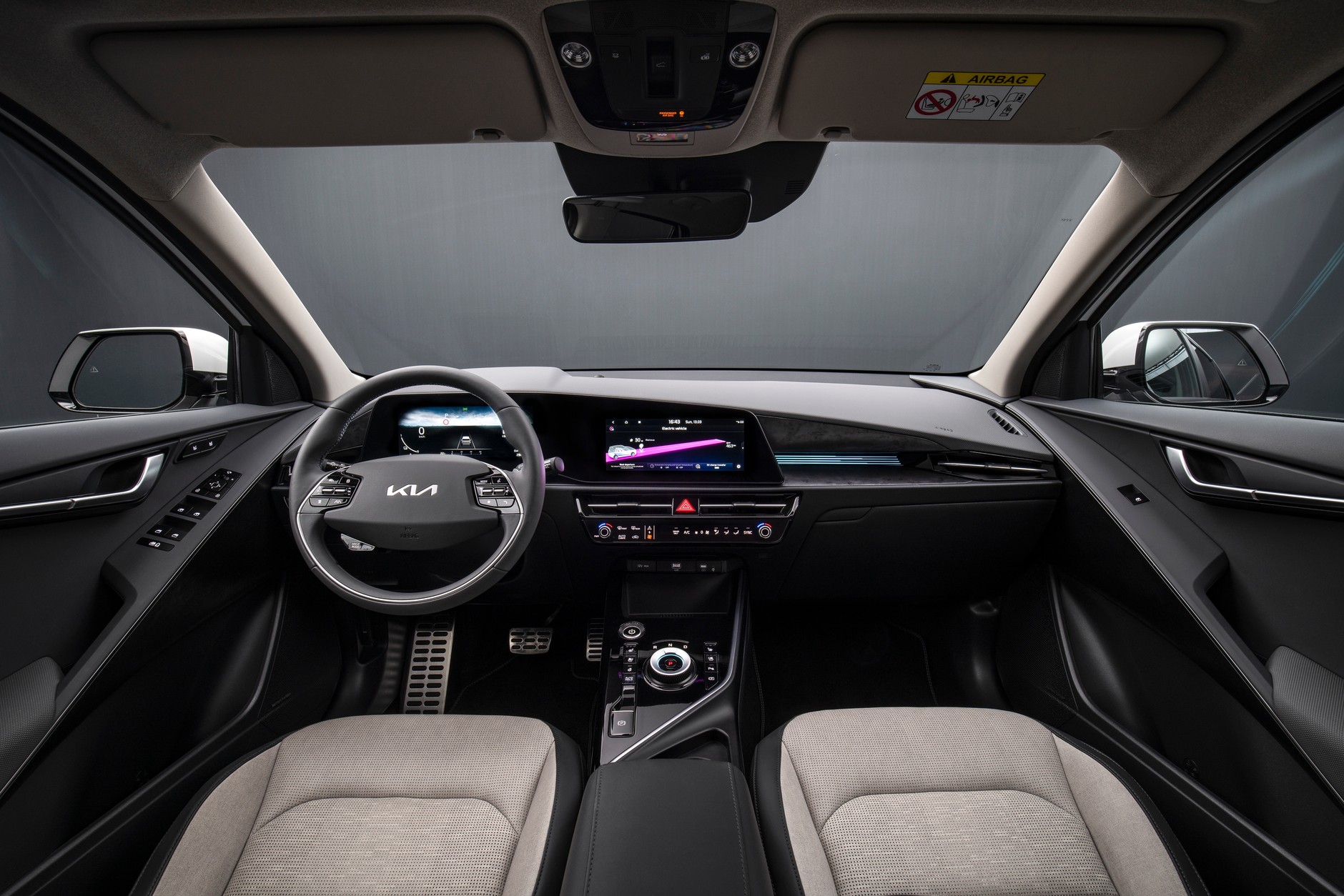 Kia Niro II może mieć dwa 10,25-calowe ekrany.