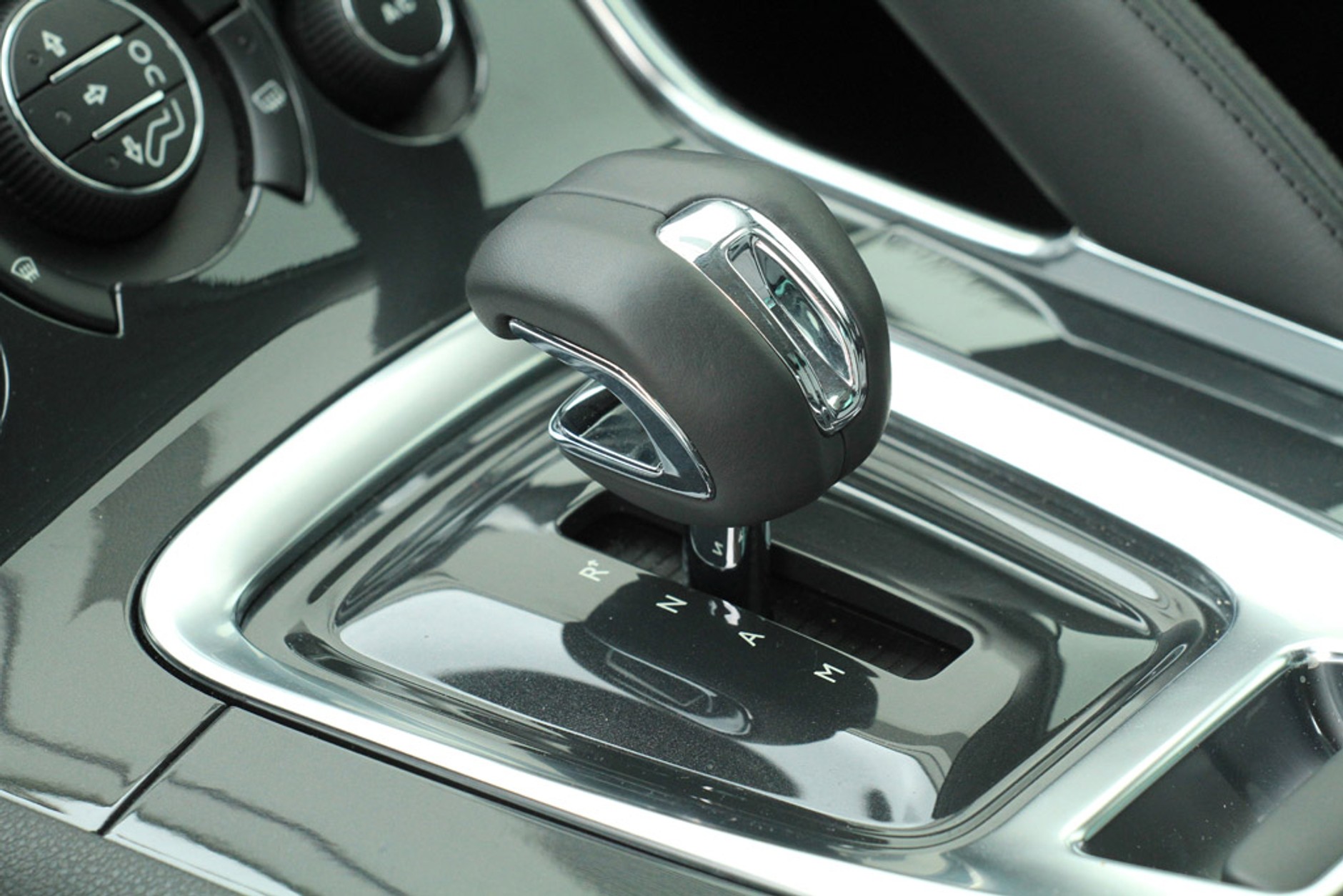 Peugeot 3008 HYbrid4: hybryda dla rozrzutnych ekologów