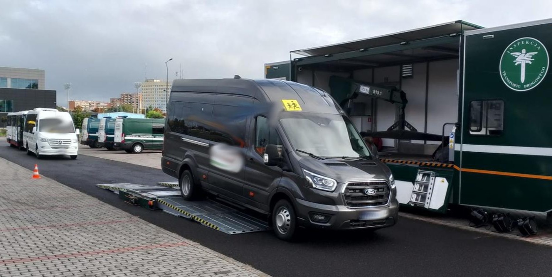 Kontrola autobusów szkolnych wykonywana przez inspektorów ITD