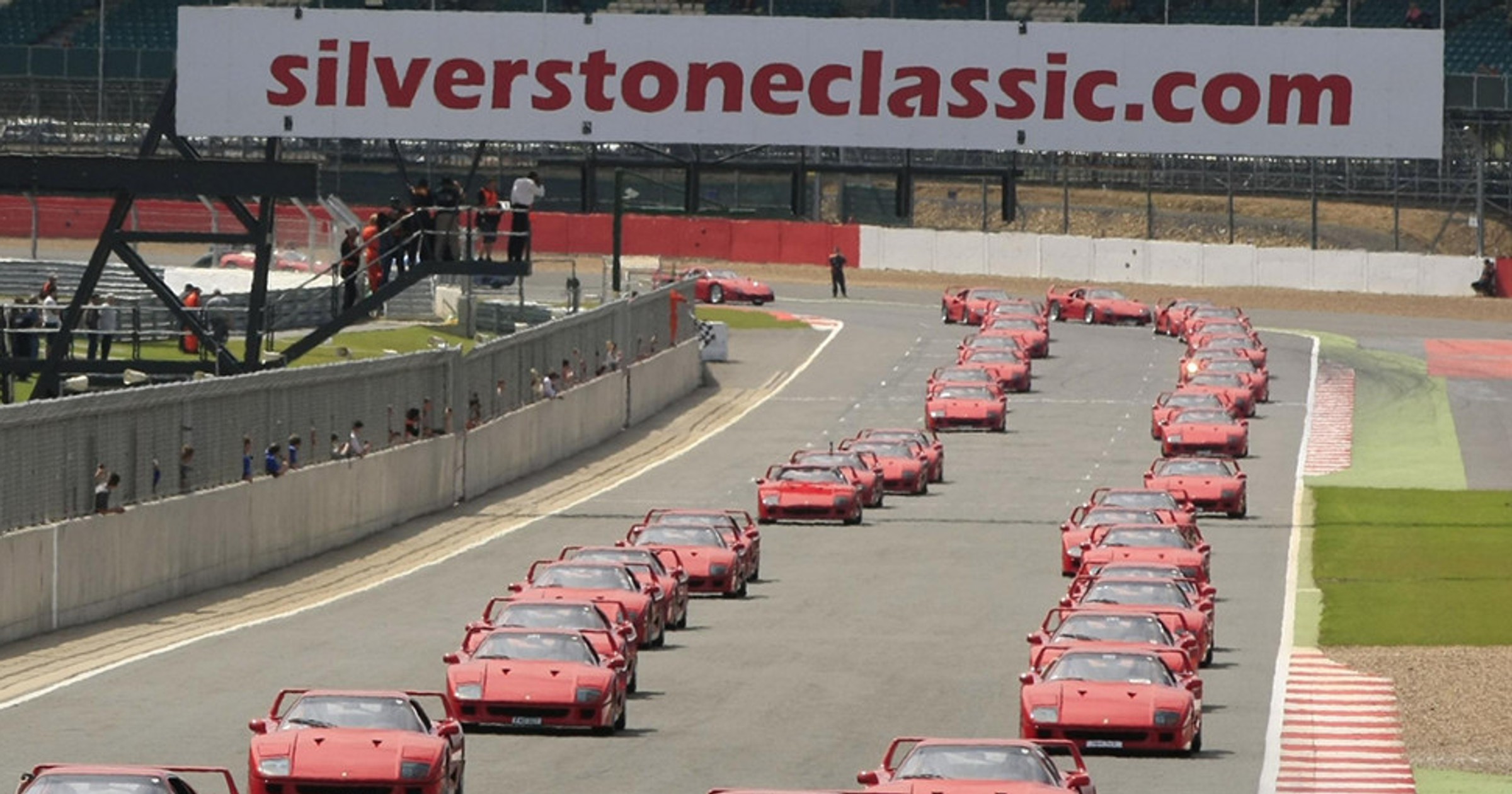 Największa parada Ferrari F40 na Silverstone Classic 2012