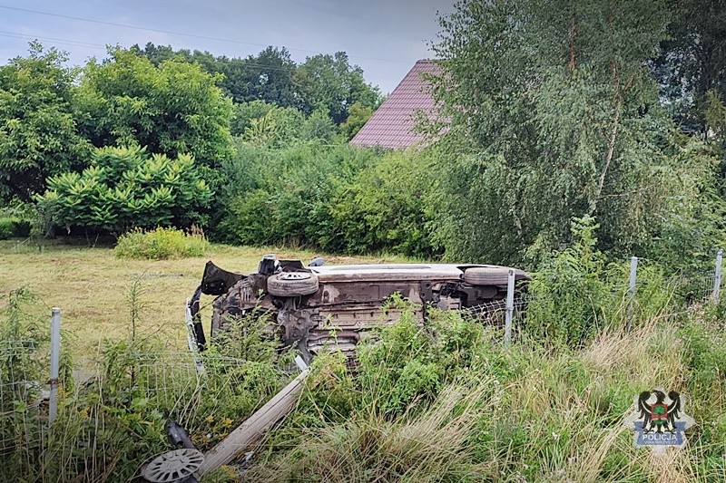 Kierowca dostawczaka uderzył w słup telekomunikacyjny. Na szczęście tylko groźnie wyglądało