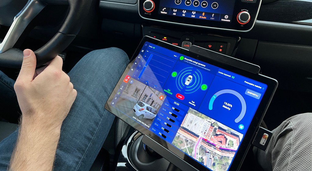 W Warszawie ulice stołecznej strefy płatnego parkowania patroluje dziewięć elektrycznych Nissanów Leafów