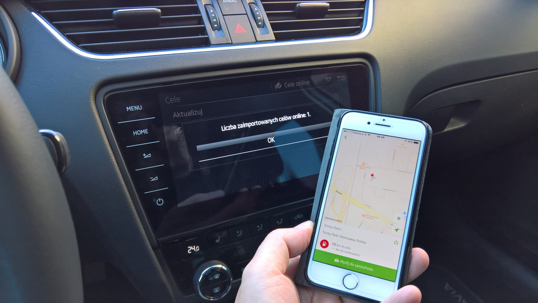 Po odebraniu celu na ekranie firmowej nawigacji zobaczymy komunikat o potwierdzeniu. Wysyłka trwa przysłowiową chwilę. Skoda Octavia