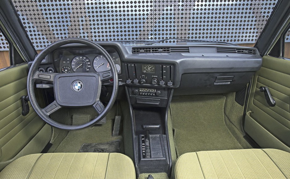 Zorientowanie środkowej części kokpitu na kierowcę jest genialnym pomysłem BMW. We wnętrzu zrezygnowano z wszelkich ozdobników. Nic nie mogło odwracać uwagi od głównego zadania, czyli prowadzenia