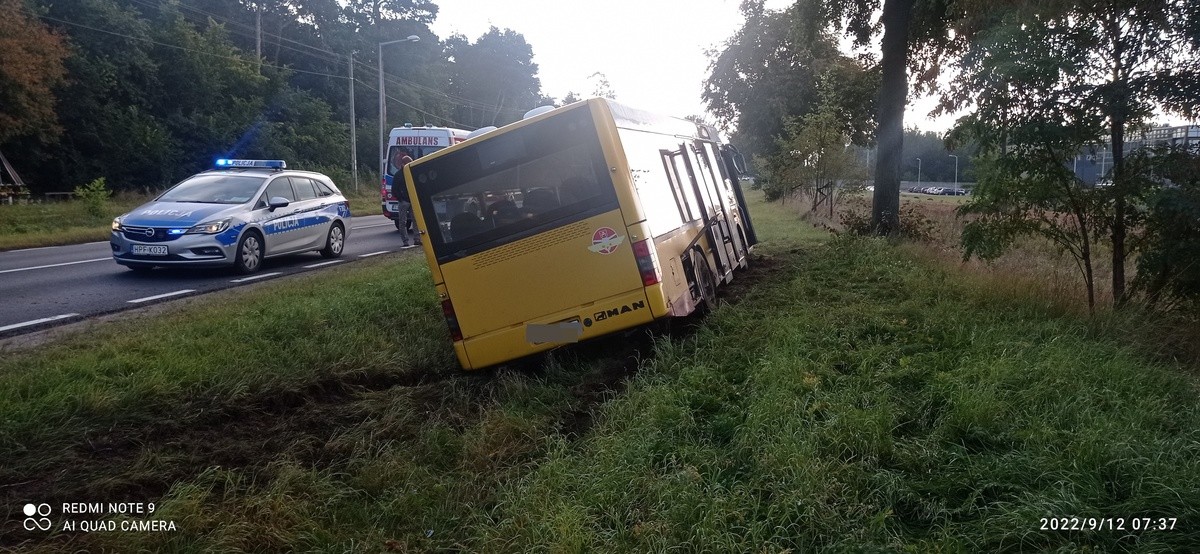 W Opocznie pijany kierowca wjechał autobusem miejskim do rowu