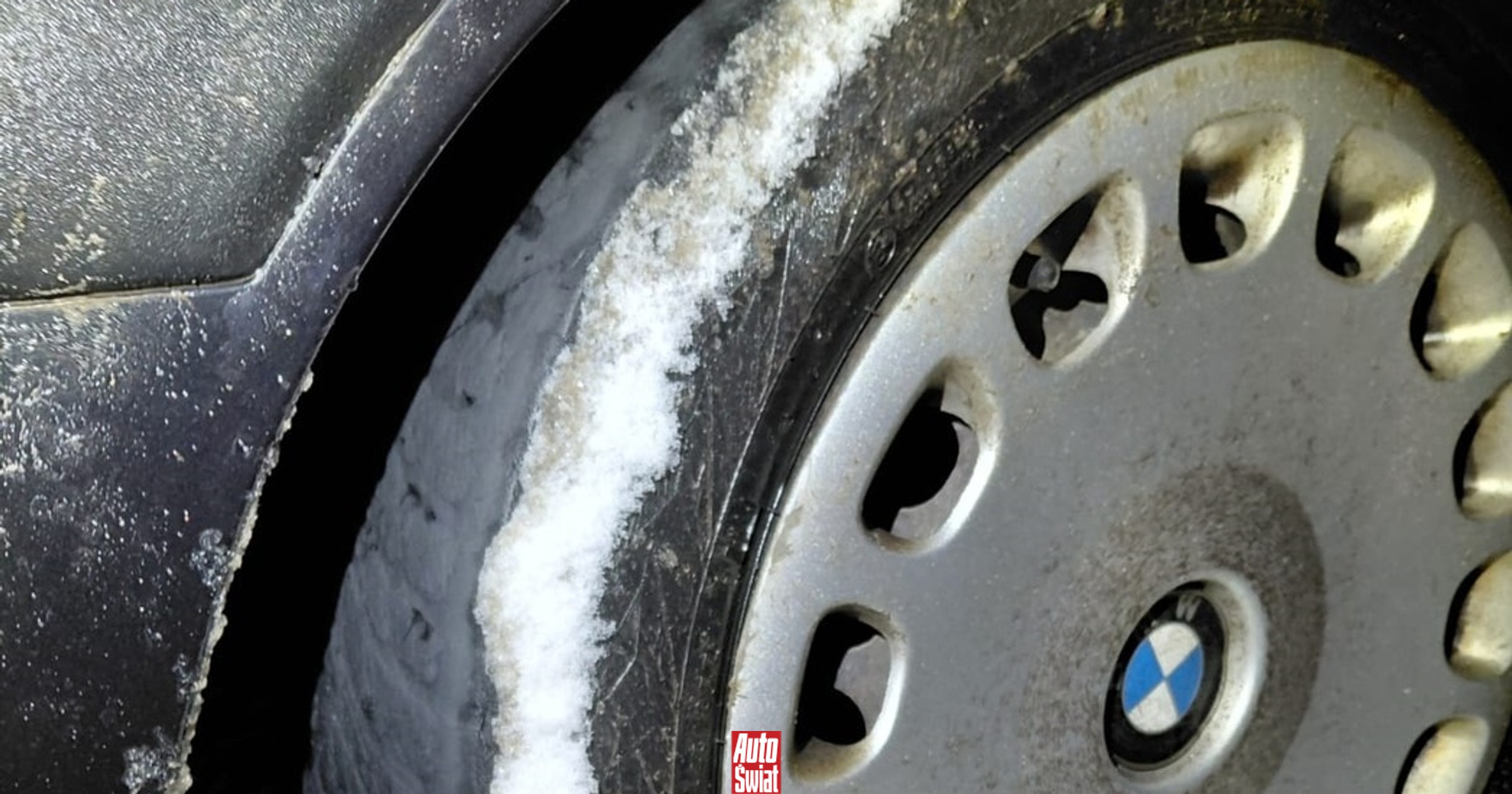 Kierowca BMW został ukarany za opony. Jechał na nich w śnieżycy