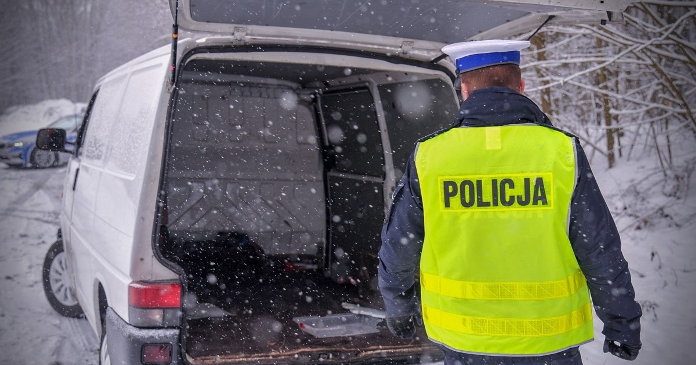 Policjant sprawdza obowiązkowe wyposażenie zatrzymanego pojazdu