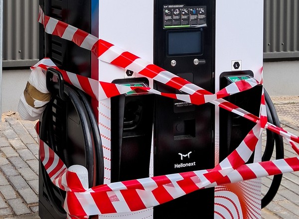 Niszczą stacje ładowania elektryków. Trwa walka ze złodziejami kabli