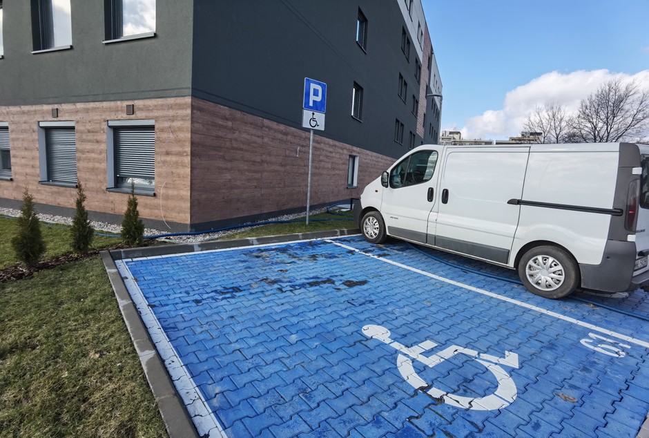Deweloper znalazł sprytny sposób. Na tym osiedlu prawie cały parking pomalowano na niebiesko