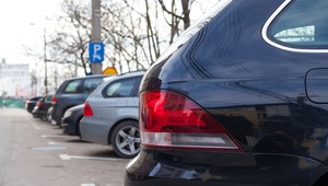 Nocowanie w samochodzie na parkingu. Sprawdź, gdzie jest to legalne