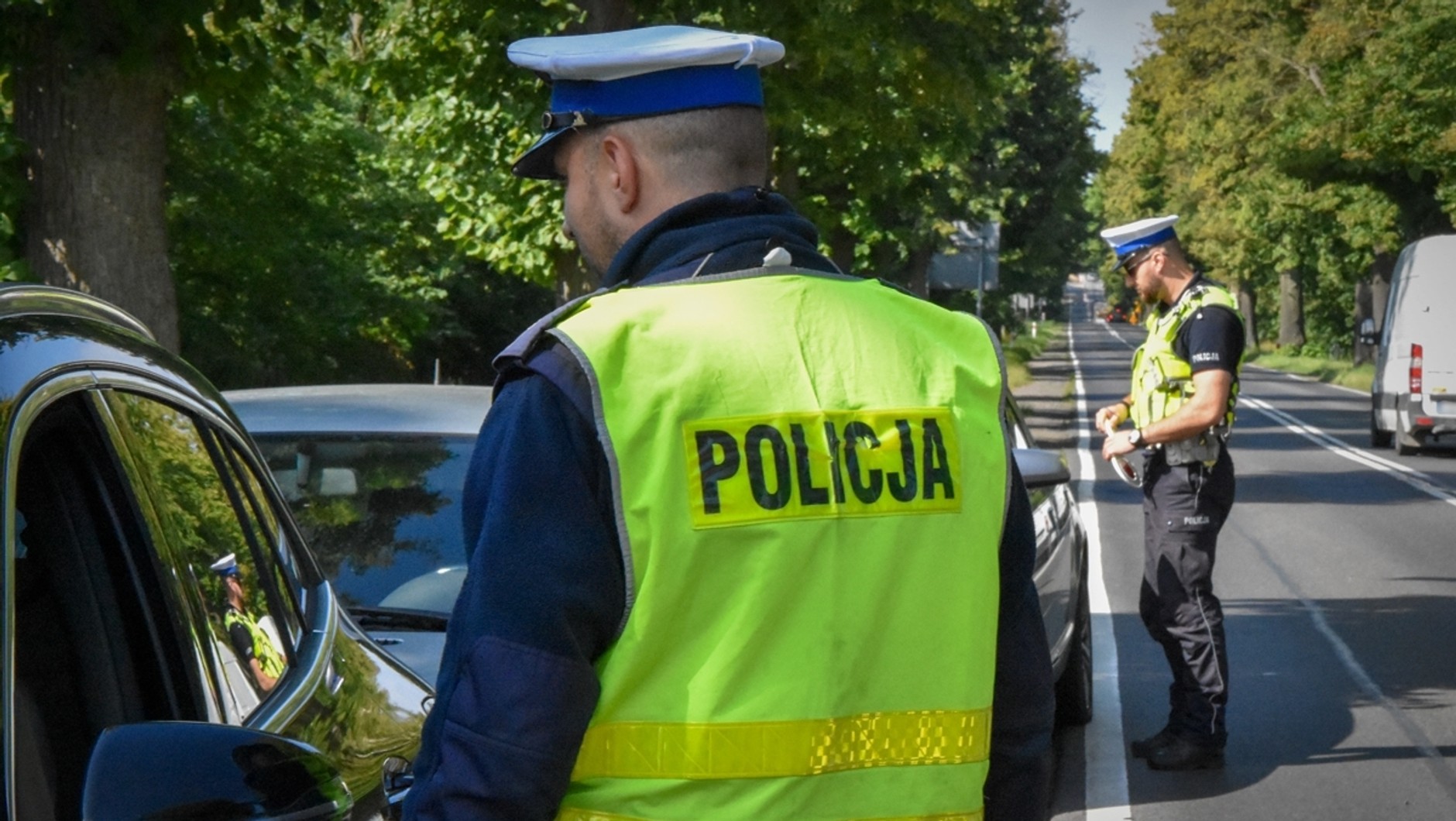 Policjanci kontrolujący kierowców
