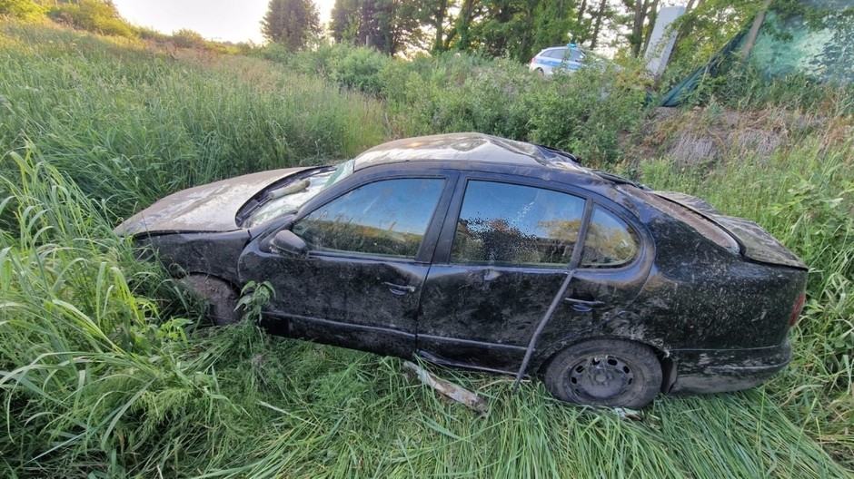Sięgał po telefon. Spadł samochodem z trzymetrowej skarpy do stawu. A potem uciekł