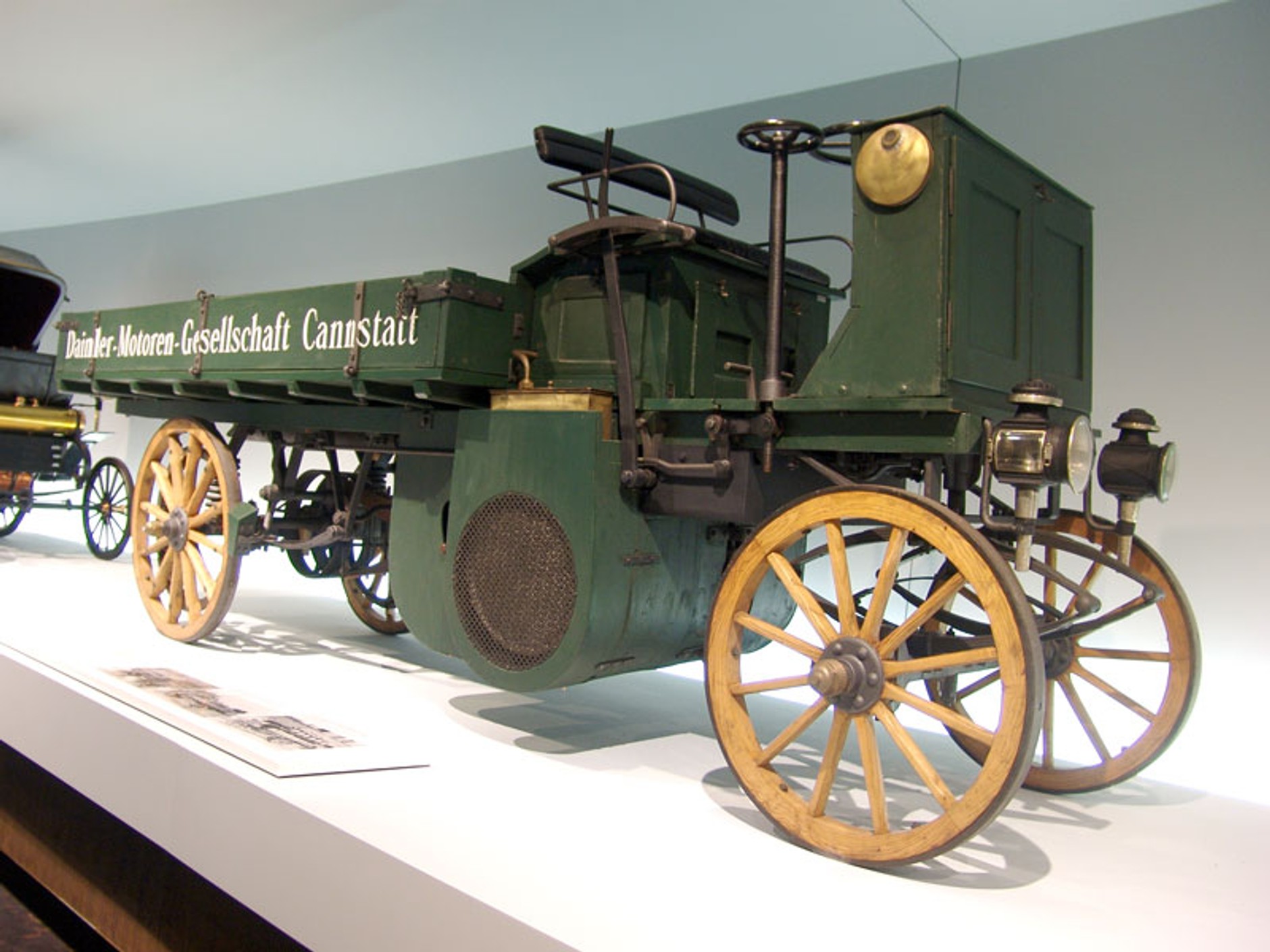 Mercedes-Benz Muzeum: 120 lat historii na 9 piętrach - 1. część (galeria)